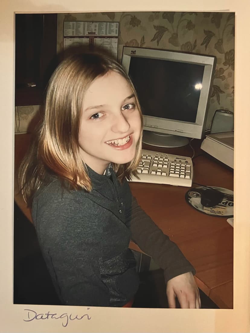Bilde av meg sittende foran PC-en som 10-åring. Bildeteksten sier 'Dataguri'.